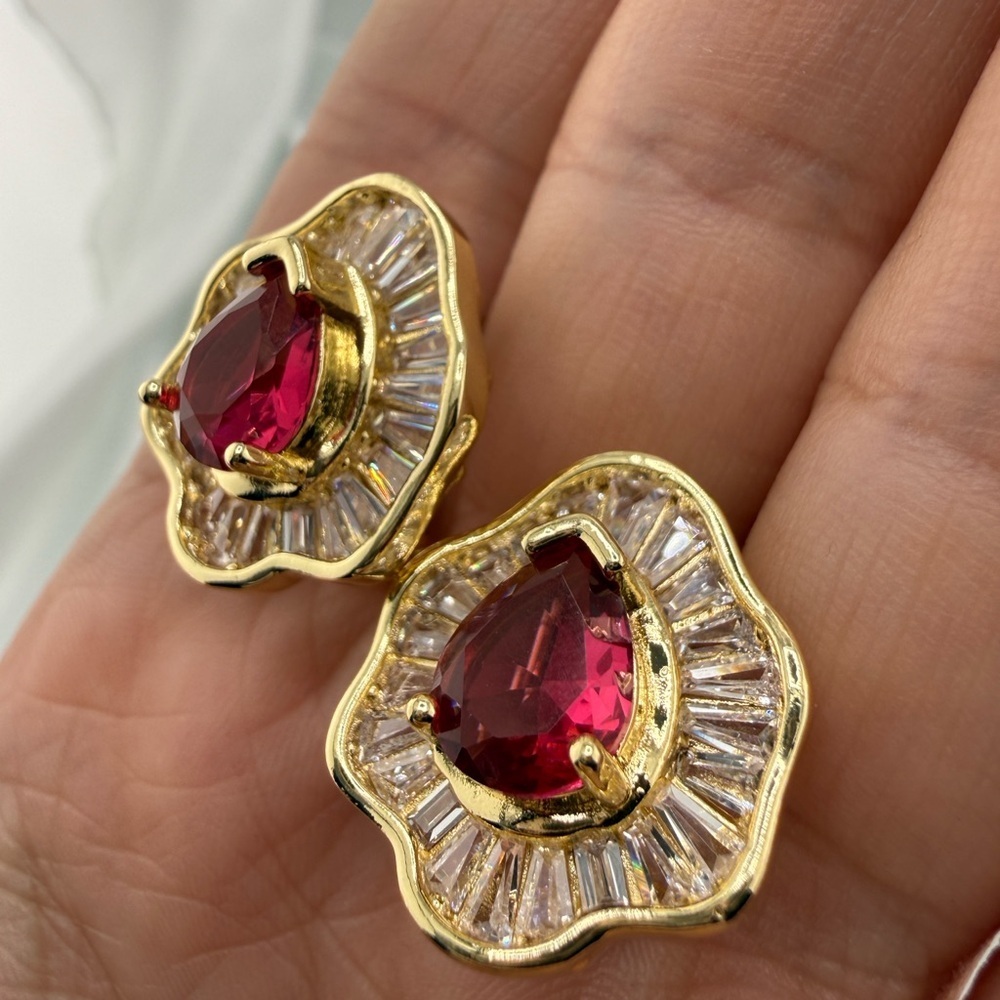 Classic vintage women Gold and Red Gemstone Earrings - Picture 6 of 11